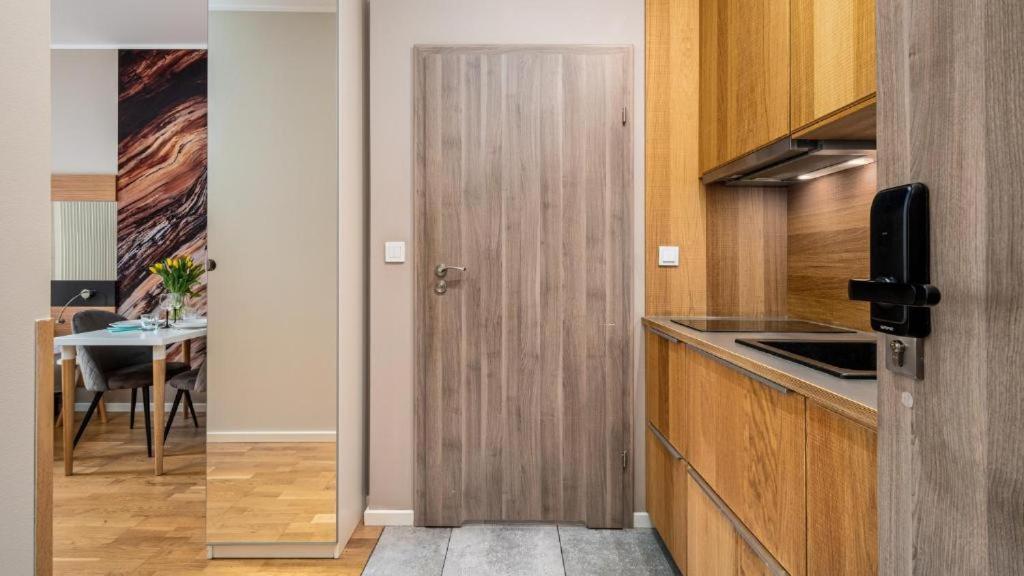 Deluxe Apartments Free Parking Варшава Экстерьер фото